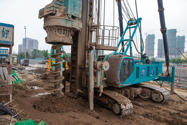 山河智能雙動力頭強力多功能鉆機助力青島都心商業(yè)中心建設