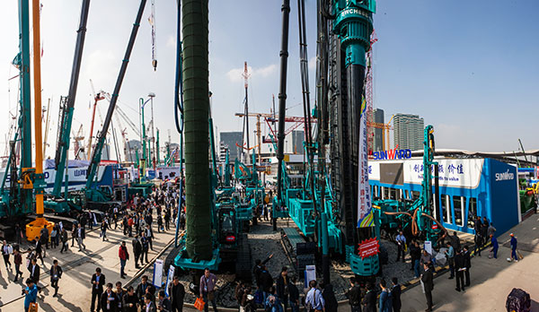 山河智能寶馬展用創(chuàng)新傾倒客戶，現(xiàn)場簽單兩億元