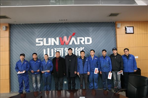 心手相牽，情滿山河