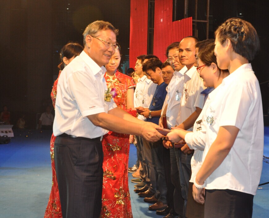 新征程 新跨越 山河智能十五周年慶典大會暨新產(chǎn)品新技術(shù)交流會隆重舉行