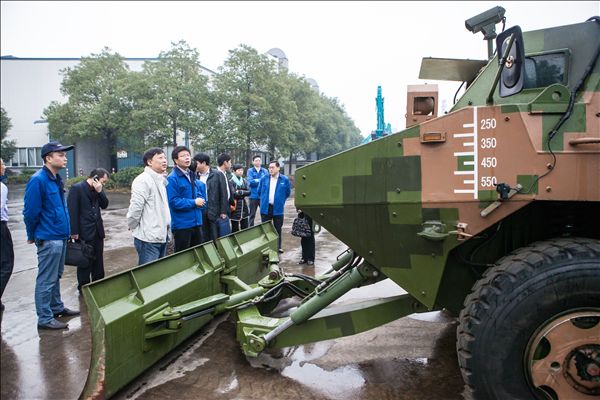 國家發(fā)改委國防動(dòng)員研究發(fā)展中心畢智勇主任一行考察山河智能