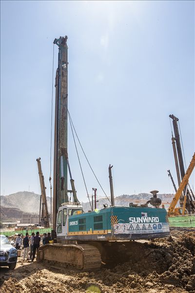 山河智能旋挖鉆機(jī)助力昆明高鐵站建設(shè)