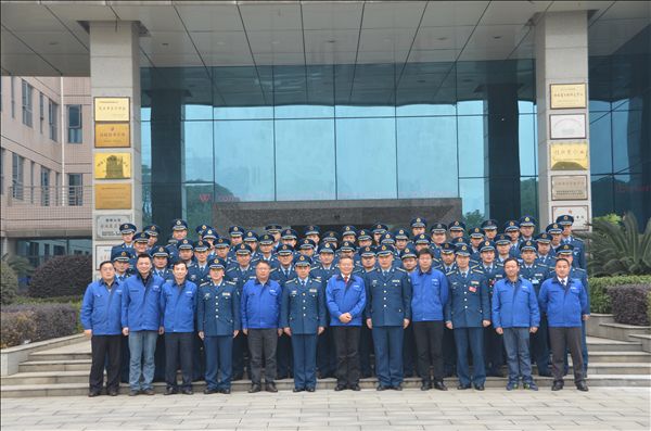 中國(guó)空軍駐湘某師副師長(zhǎng)一行考察山河智能