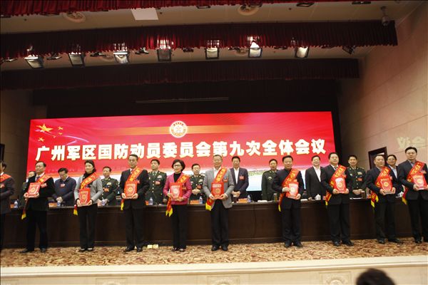 山河智能董事長何清華獲評“國防之星”