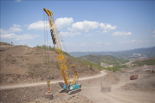 山河智能履帶式強(qiáng)夯機(jī)助力承德機(jī)場(chǎng)建設(shè)