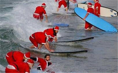 320名圣誕老人集體沖浪？八一八圣誕節(jié)奇聞趣事