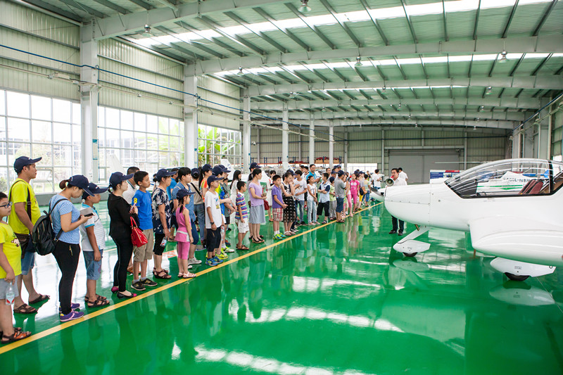 開挖機(jī)，坐游艇、飛機(jī) 山河智能開展員工家屬開放日活動(dòng)