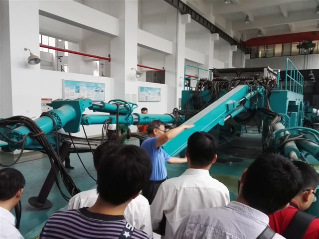 鶴發(fā)銀絲映日月，丹心熱血沃新花