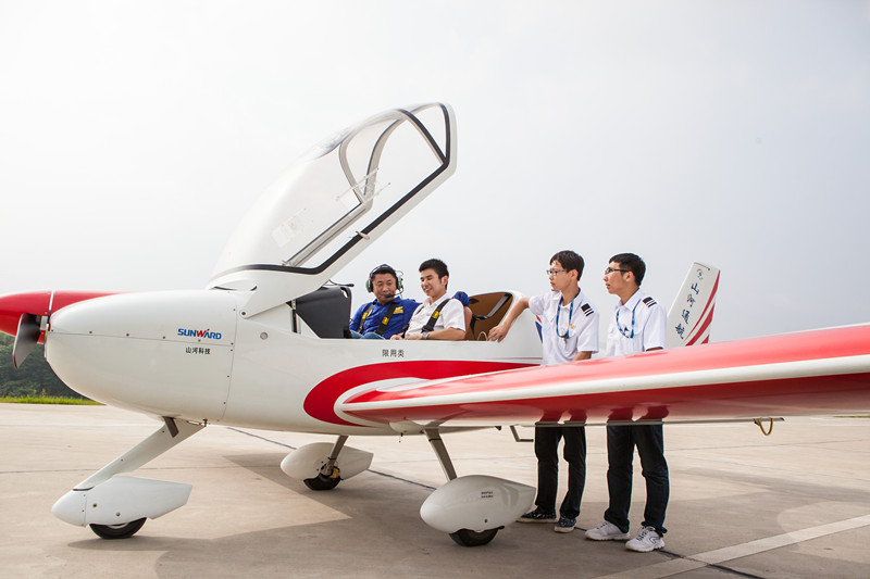 開挖機(jī)，坐游艇、飛機(jī) 山河智能開展員工家屬開放日活動(dòng)