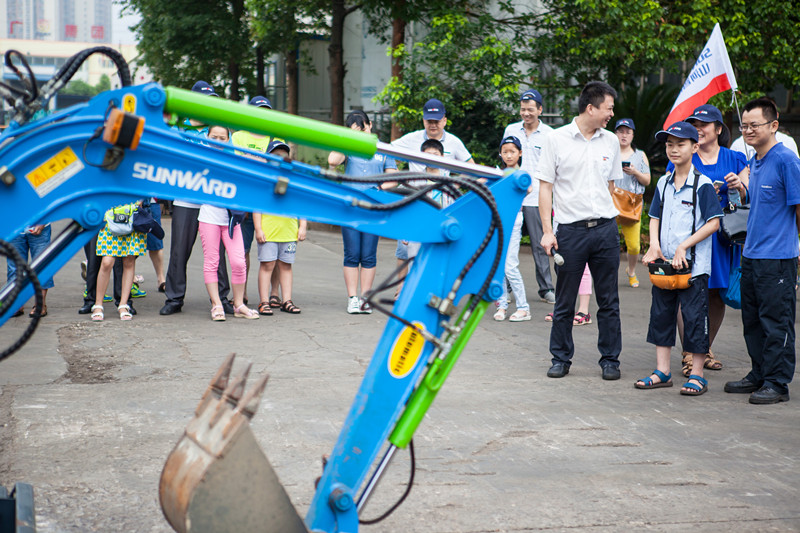 開挖機(jī)，坐游艇、飛機(jī) 山河智能開展員工家屬開放日活動(dòng)