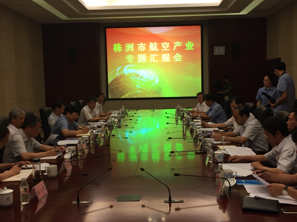 省委常委、常務副省長陳向群一行參觀山河科技