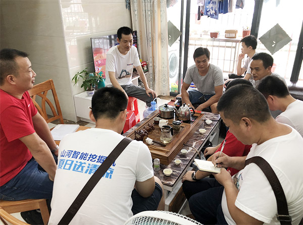 “清涼”送到客戶手中，為山河智能售后服務(wù)活動打CAII