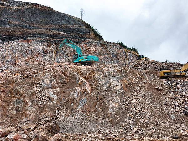 看石場(chǎng)風(fēng)云如何演繹？山河智能礦山戰(zhàn)神SWE470E大型挖掘機(jī)一錘定音！