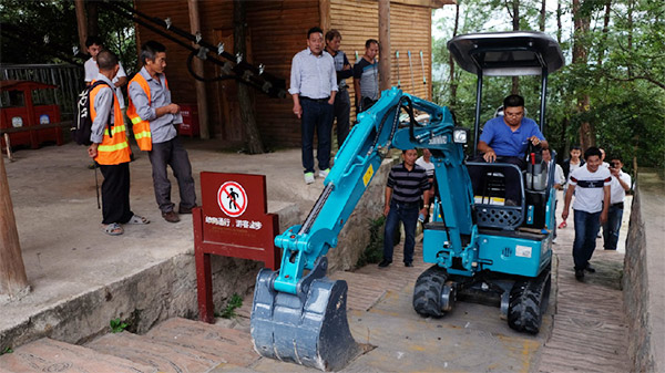 十萬(wàn)人圍觀！這臺(tái)挖掘機(jī)開(kāi)上了高空玻璃橋