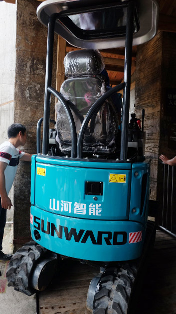 十萬(wàn)人圍觀！這臺(tái)挖掘機(jī)開(kāi)上了高空玻璃橋