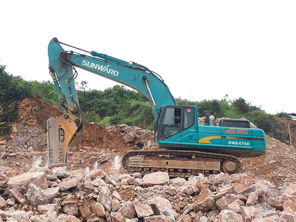 看石場(chǎng)風(fēng)云如何演繹？山河智能礦山戰(zhàn)神SWE470E大型挖掘機(jī)一錘定音！