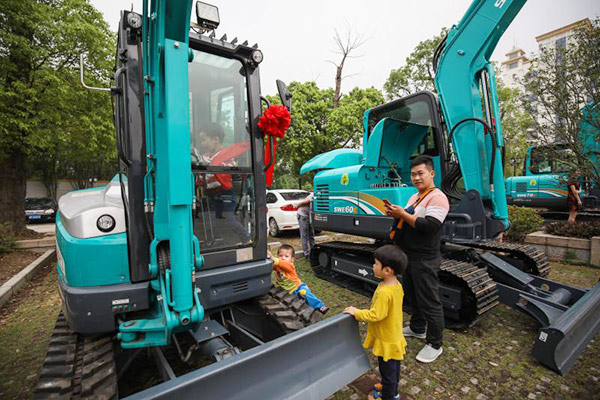 紅四月，山河智能挖掘機促銷會節(jié)節(jié)攀升