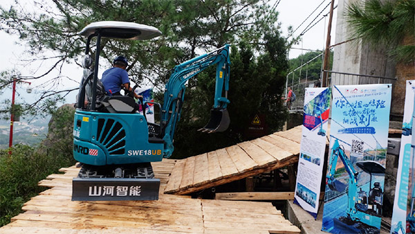 十萬(wàn)人圍觀！這臺(tái)挖掘機(jī)開(kāi)上了高空玻璃橋