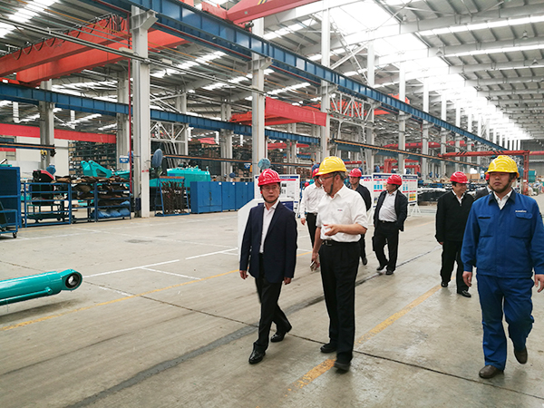 湖南省經(jīng)信委黨組副書記、副主任李志堅(jiān)到山河智能現(xiàn)場辦公