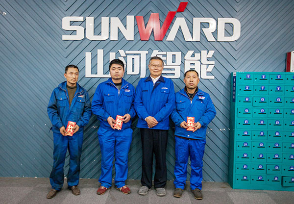 溫暖！山河智能2017年春節(jié)慰問40名困難職工