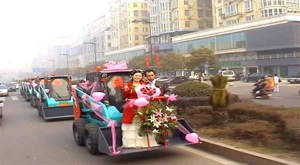 誰說機械都冰冷？這款會跳舞的滑移明明就是熱情奔放的！