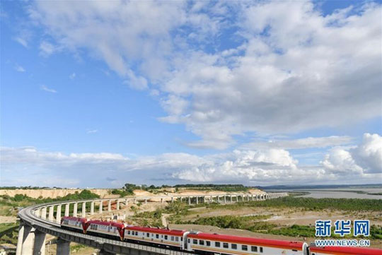 肯尼亞總統(tǒng)高度贊賞，乞力馬扎羅山下山河綠閃耀