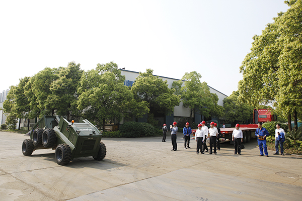 湖南省經(jīng)信委黨組副書記、副主任李志堅(jiān)到山河智能現(xiàn)場辦公