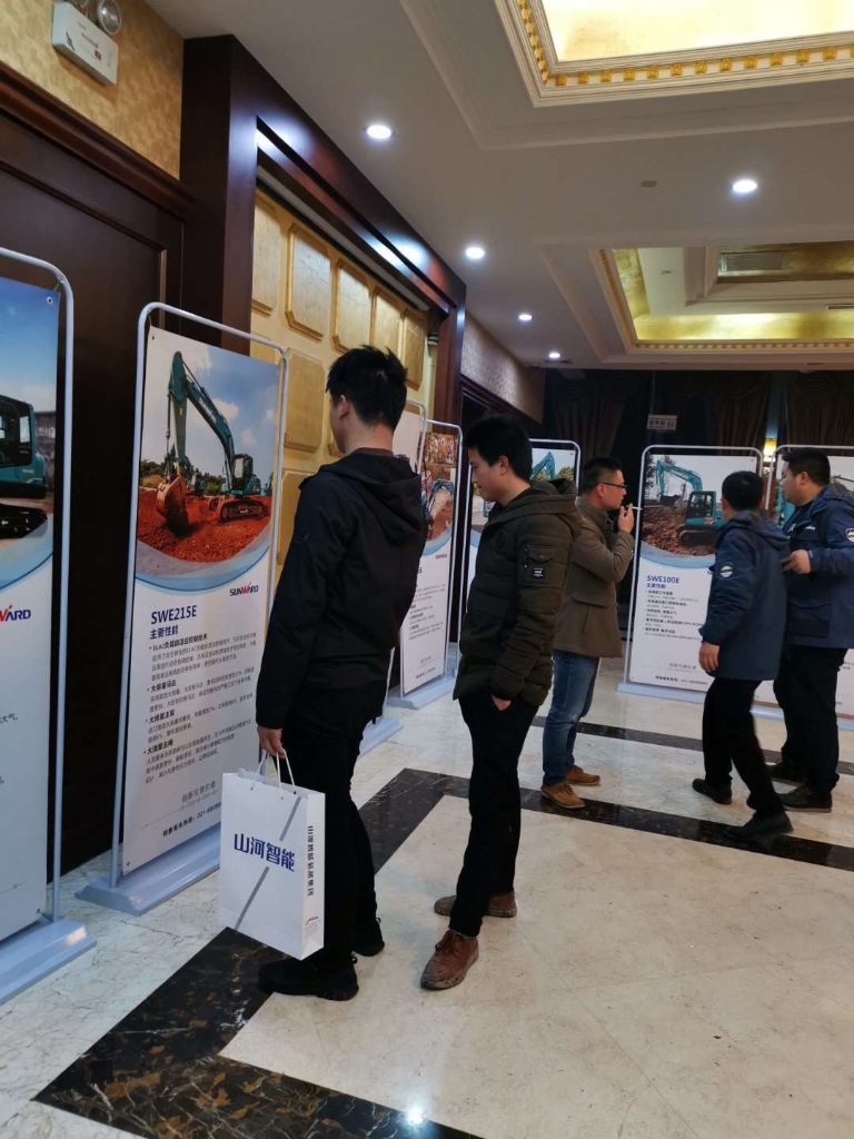 訂貨會場錦旗飄飄，客戶稱買挖機(jī)就買山河智能