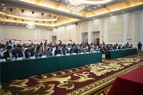 董事長(zhǎng)何清華獲行業(yè)終身成就獎(jiǎng)