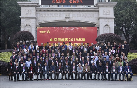 董事長(zhǎng)何清華獲行業(yè)終身成就獎(jiǎng)