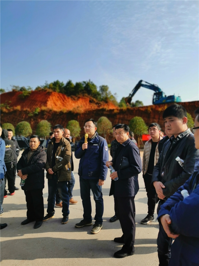 來(lái)來(lái)來(lái)，大家來(lái)看“無(wú)人駕駛”遙控挖掘機(jī)！