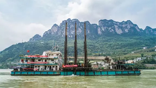打造長江黃金水道！山河智能航道鉆機(jī)輕松搞定水下礁石
