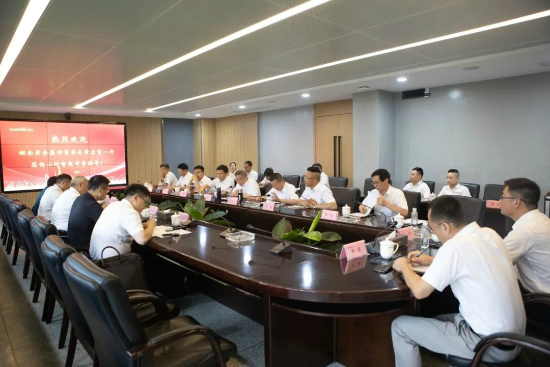 湖南黃金集團(tuán)董事長(zhǎng)黃啟富一行考察山河智能