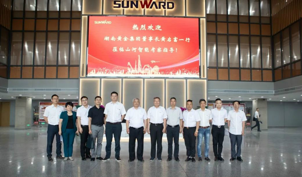 湖南黃金集團(tuán)董事長(zhǎng)黃啟富一行考察山河智能