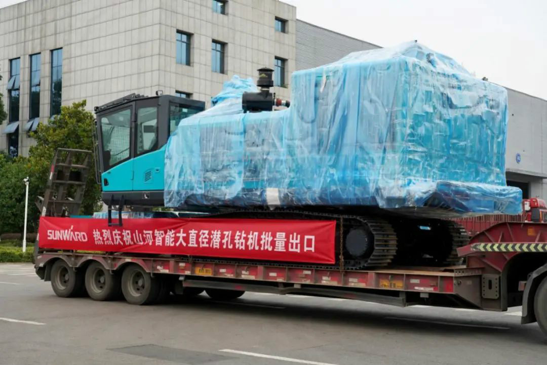 山河智能大孔徑鑿巖設(shè)備批量出口中東