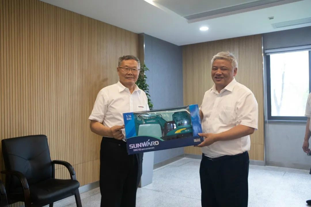 湖南黃金集團(tuán)董事長(zhǎng)黃啟富一行考察山河智能