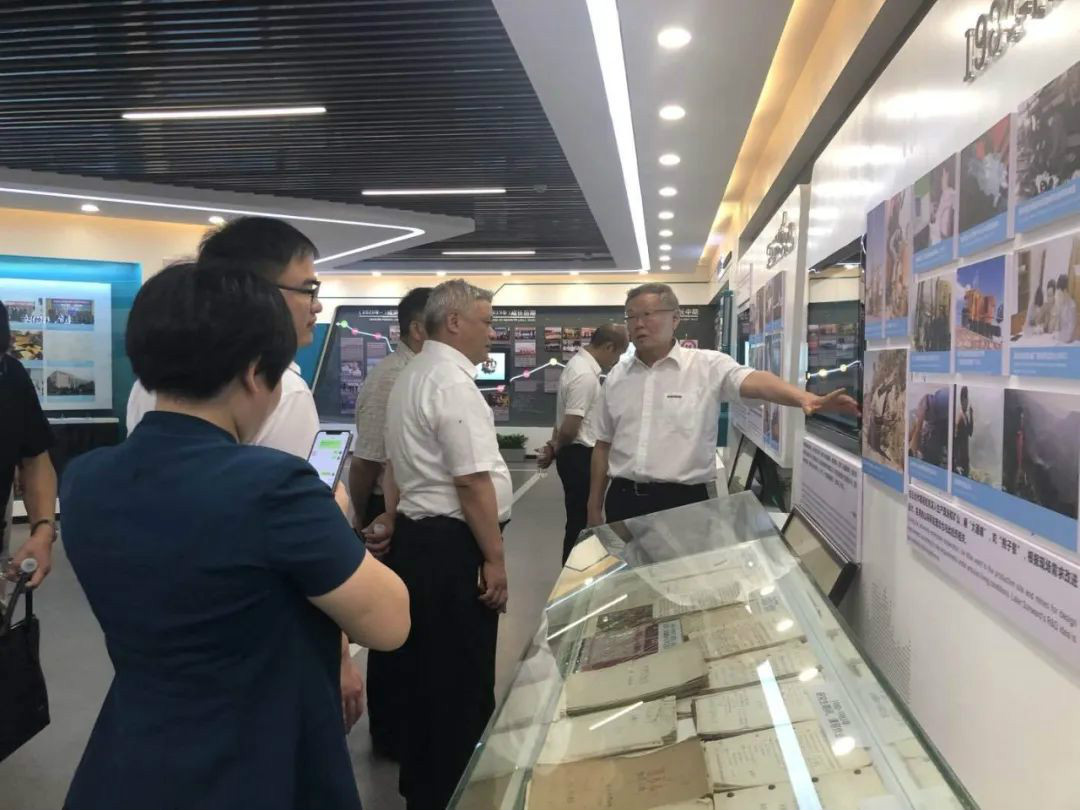 湖南黃金集團(tuán)董事長(zhǎng)黃啟富一行考察山河智能