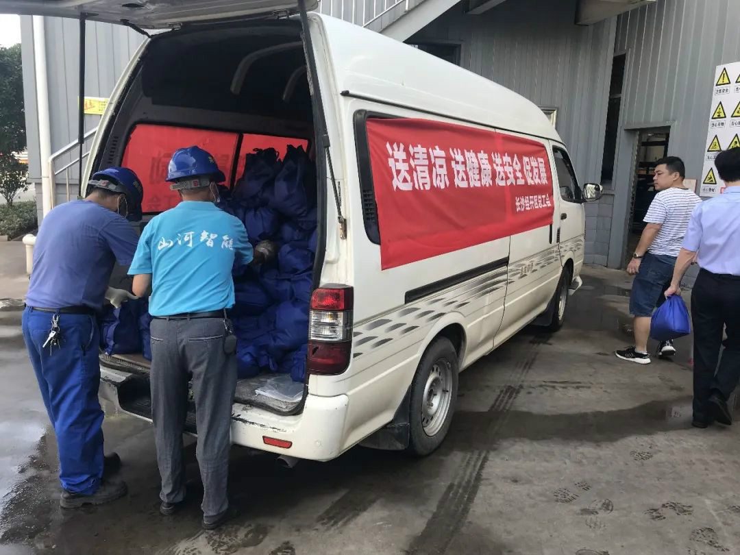 夏日炎炎送清涼，區(qū)總關(guān)懷暖人心