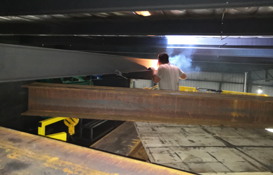 威武！大氣！穩(wěn)定！山河智能越野剪叉式高空作業(yè)平臺(tái)解客戶(hù)難題