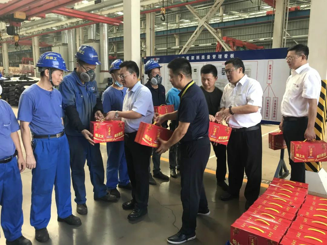 夏日炎炎送清涼，區(qū)總關(guān)懷暖人心