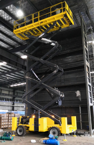 威武！大氣！穩(wěn)定！山河智能越野剪叉式高空作業(yè)平臺(tái)解客戶(hù)難題