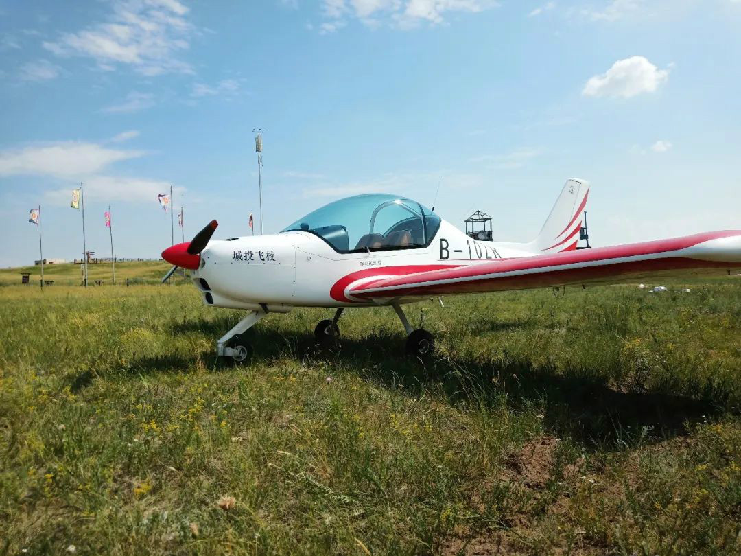 山河“阿若拉”飛機(jī)遨游呼倫貝爾大草原