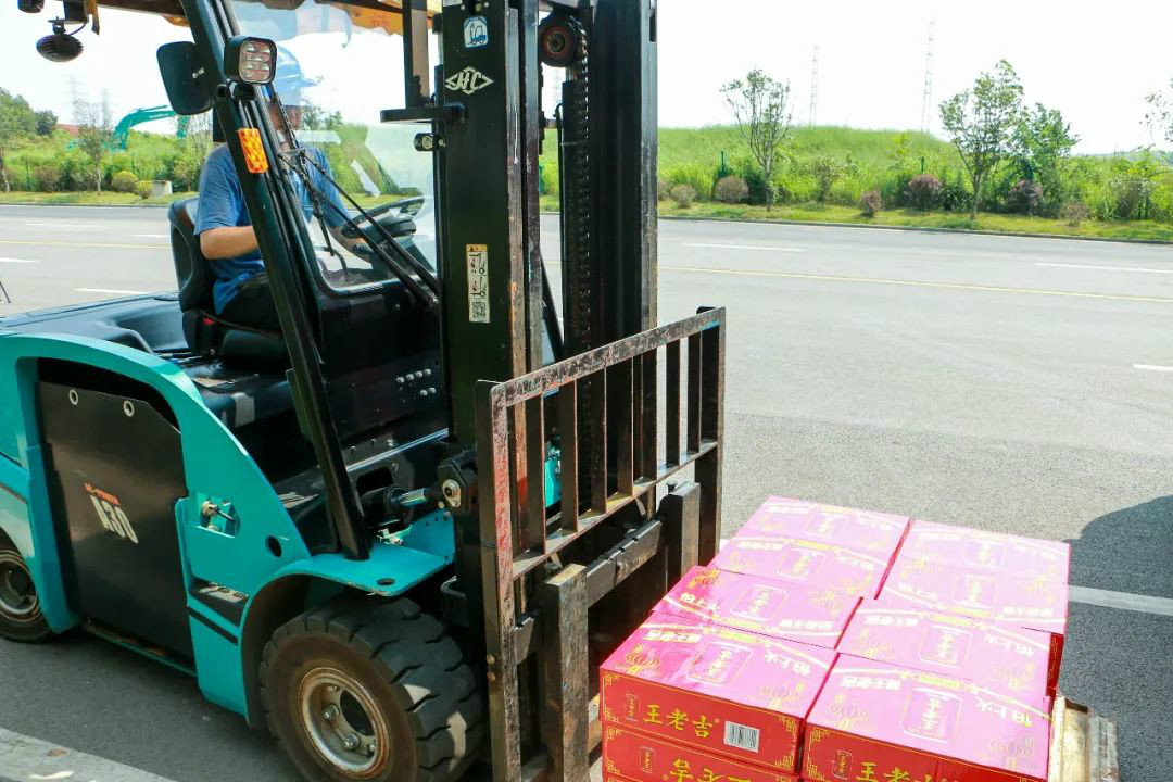 情系職工送清涼，殷切關(guān)懷鼓干勁——山河智能開展夏季送清涼活動