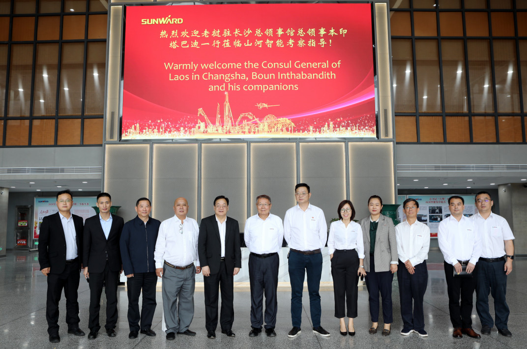 老撾長沙總領事本·印塔巴迪考察山河智能