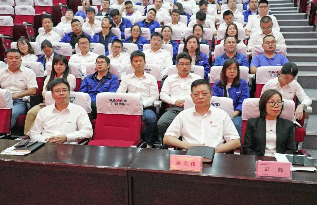 山河智能?chē)?guó)際營(yíng)銷(xiāo)公司傳達(dá)學(xué)習(xí)貫徹習(xí)近平總書(shū)記考察山河智能重要講話精神