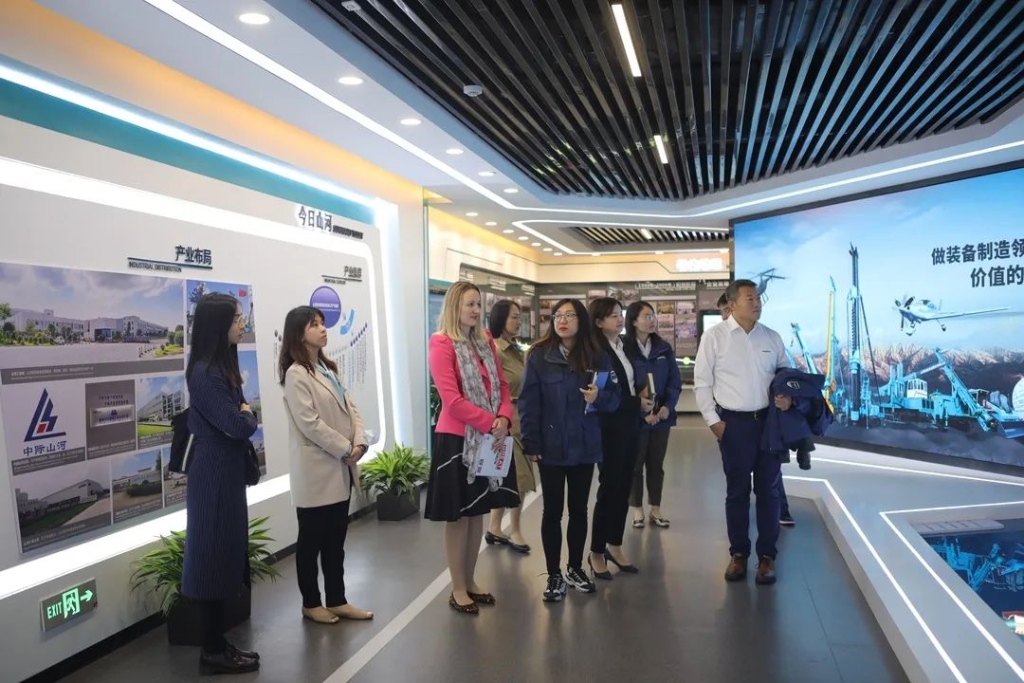 英國駐廣州總領事賀頌雅考察山河智能