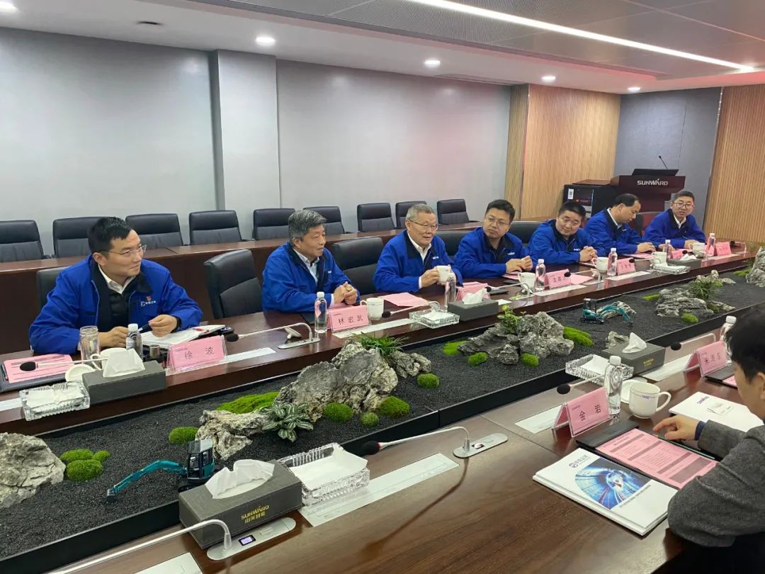 大慶油田工程建設有限公司考察山河智能