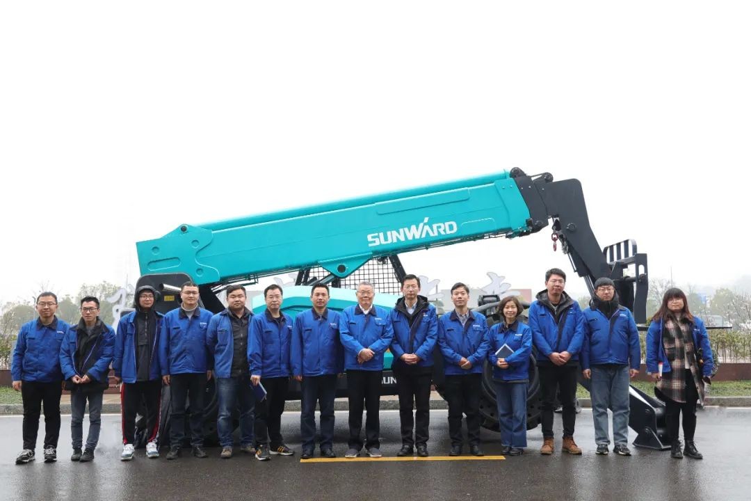 山河智能SWTH1056伸縮臂叉裝車(chē)新機(jī)下線(xiàn)