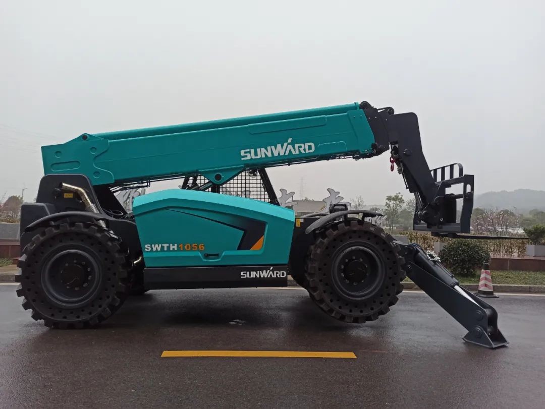 山河智能SWTH1056伸縮臂叉裝車(chē)新機(jī)下線(xiàn)