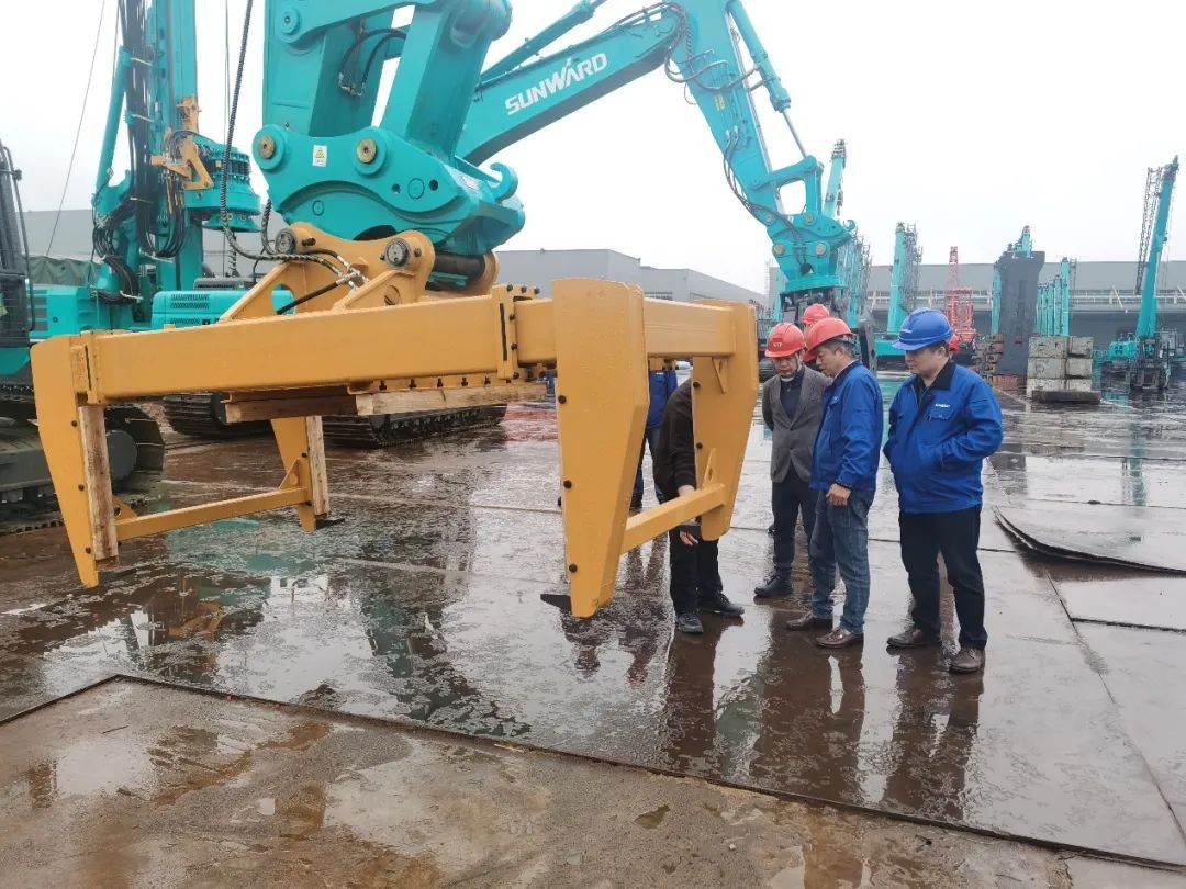 大慶油田工程建設有限公司考察山河智能